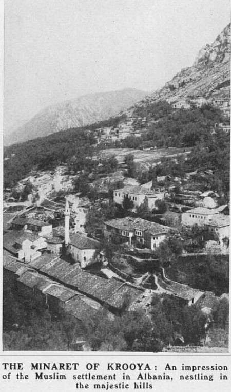 MINAREJA E KRUJËS – Pamje e vendbanimit mysliman në Shqipëri, të vendosur në një peizazh malor. — Burimi : The Sphere, 13 prill 1929, faqe n°63.