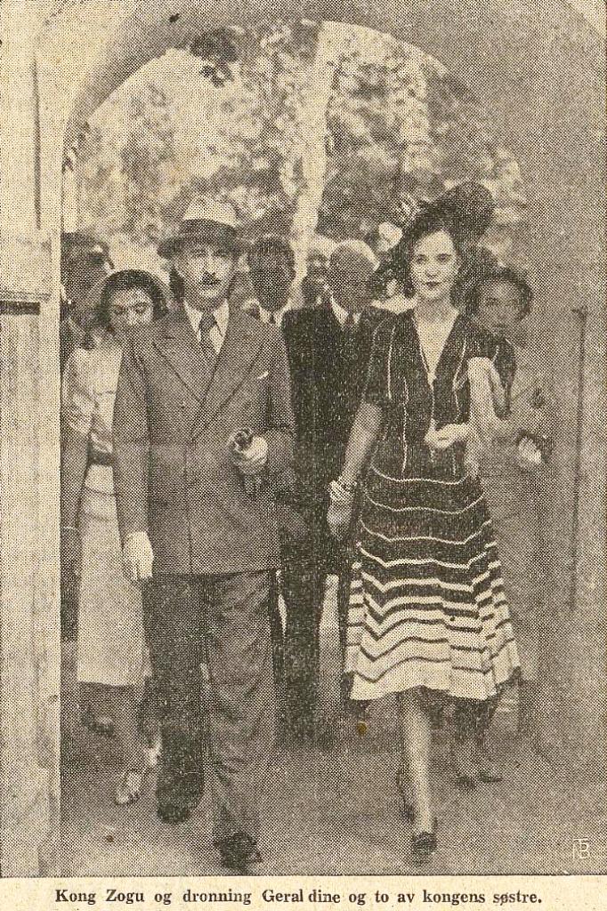 Mbreti Zog dhe Mbretëresha Geraldinë dhe dy nga motrat e mbretit. — Burimi : Nationen, e martë, 25 korrik 1939, faqe n°3