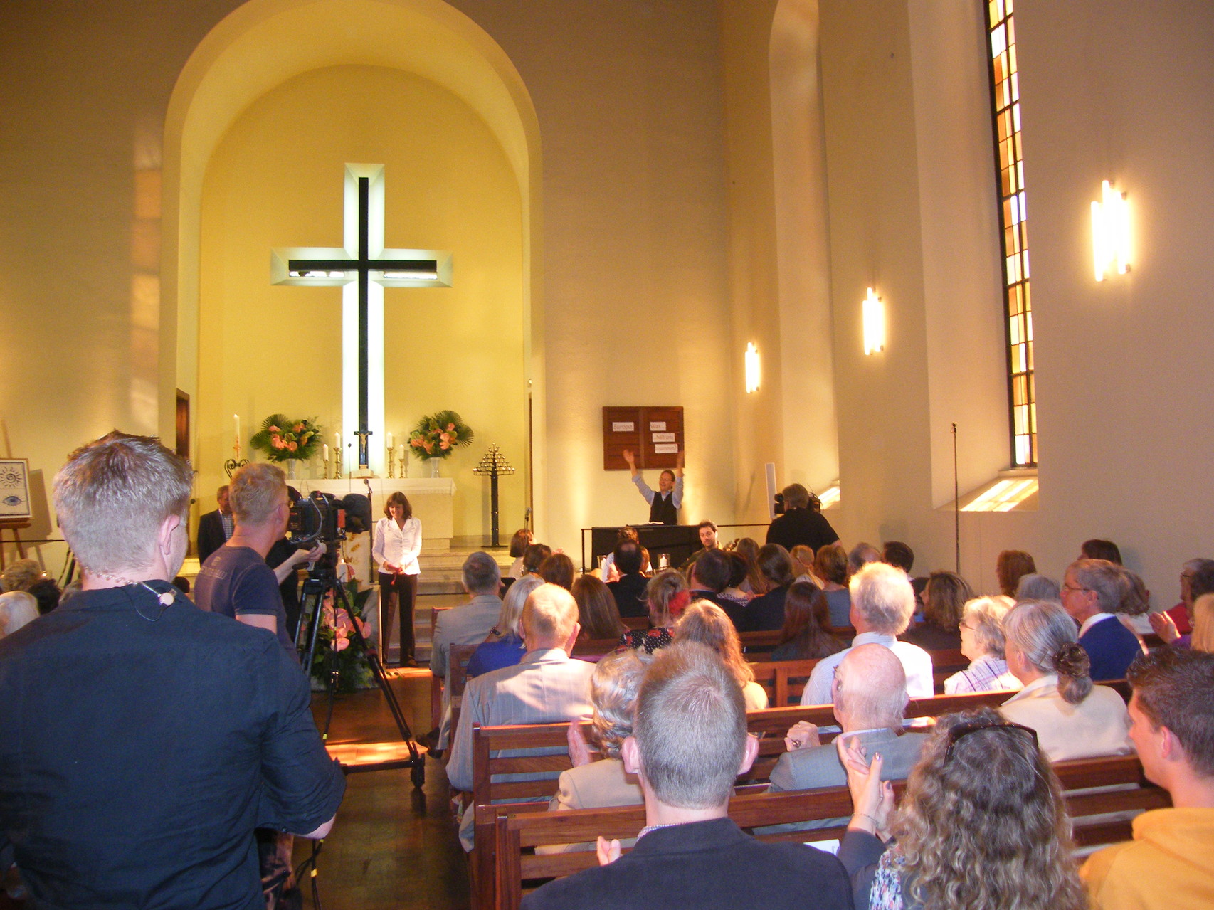 Eine volle Kirche freute sich ...
