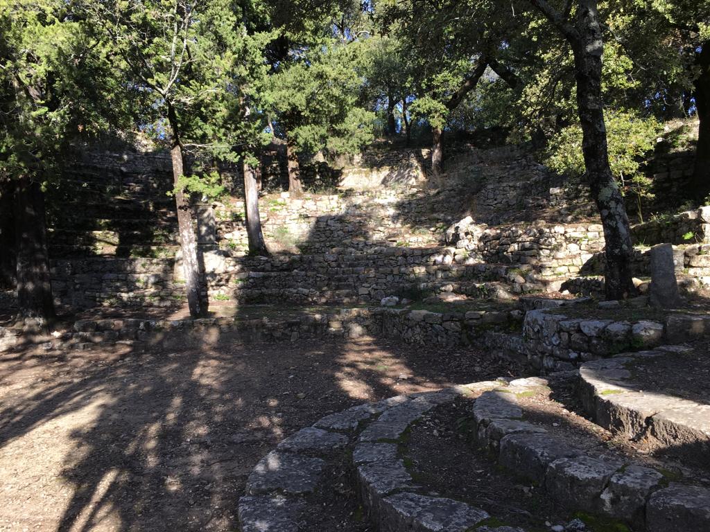 Petit amphithéâtre au pied de la chapelle Notre Dame