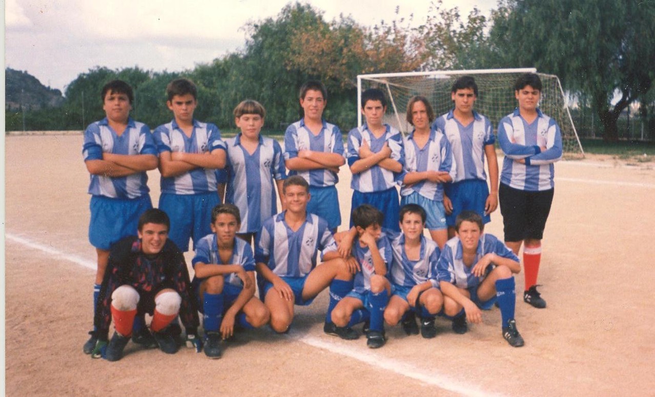 Juan con su equipo del Piles.