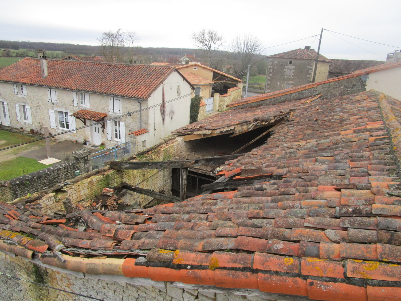 Couverture : effondrement d'une charpente près de Ruffec.