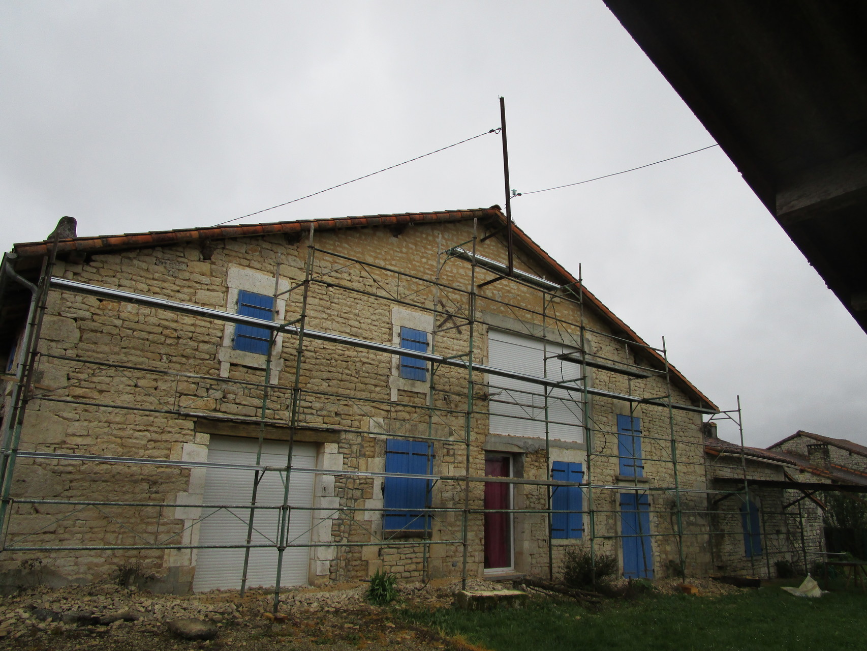 Facade : mise en place d'échafaudage pour le rejointoiement d'une  façade.