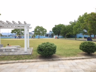 東公園＿芝生広場の先にあります