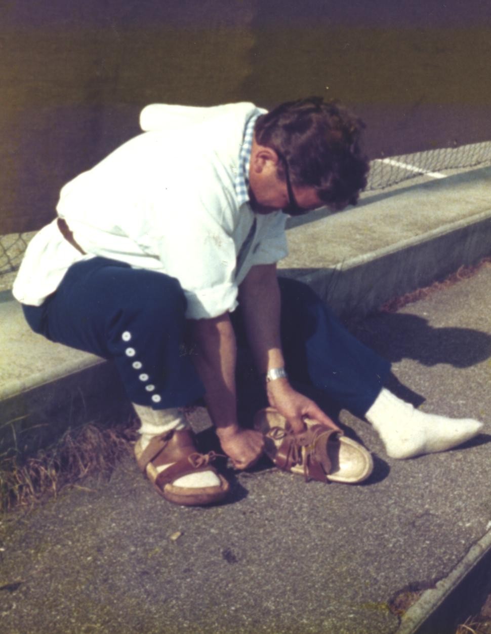 1977 Jean am "anpassen" seines Holzschuhs
