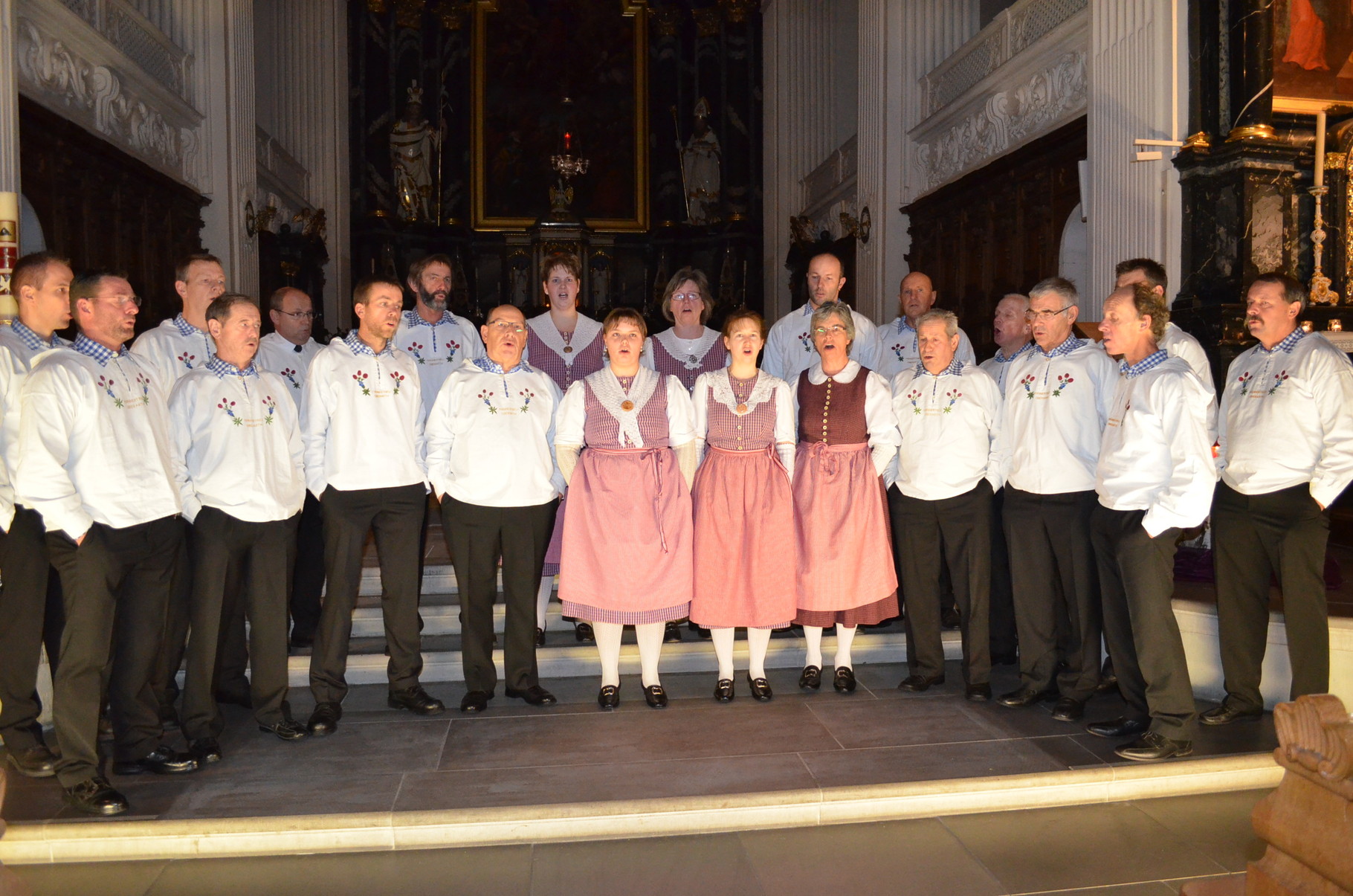 Der Klub präsentiert sich vor voll besetztet Kirche optisch wie akustisch hervorragend