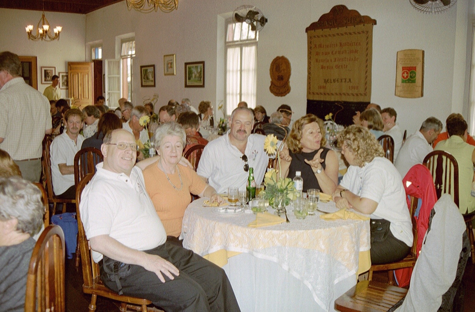 Beim Mittagessen mit der einheimischen Prominenz