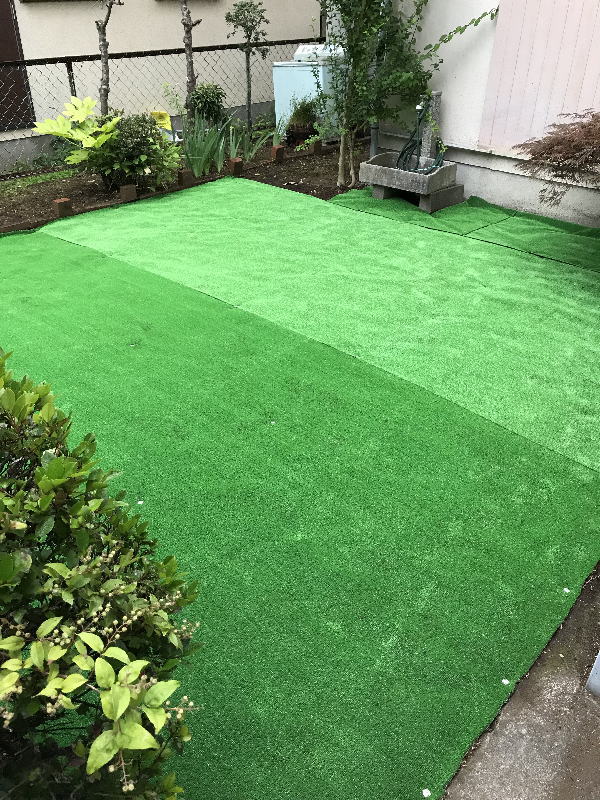 除草対策に防草シート見栄えに人工芝施工