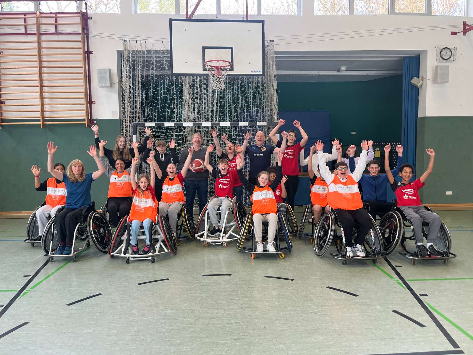 Gruppenbild im Rolli beim Basketball spielen