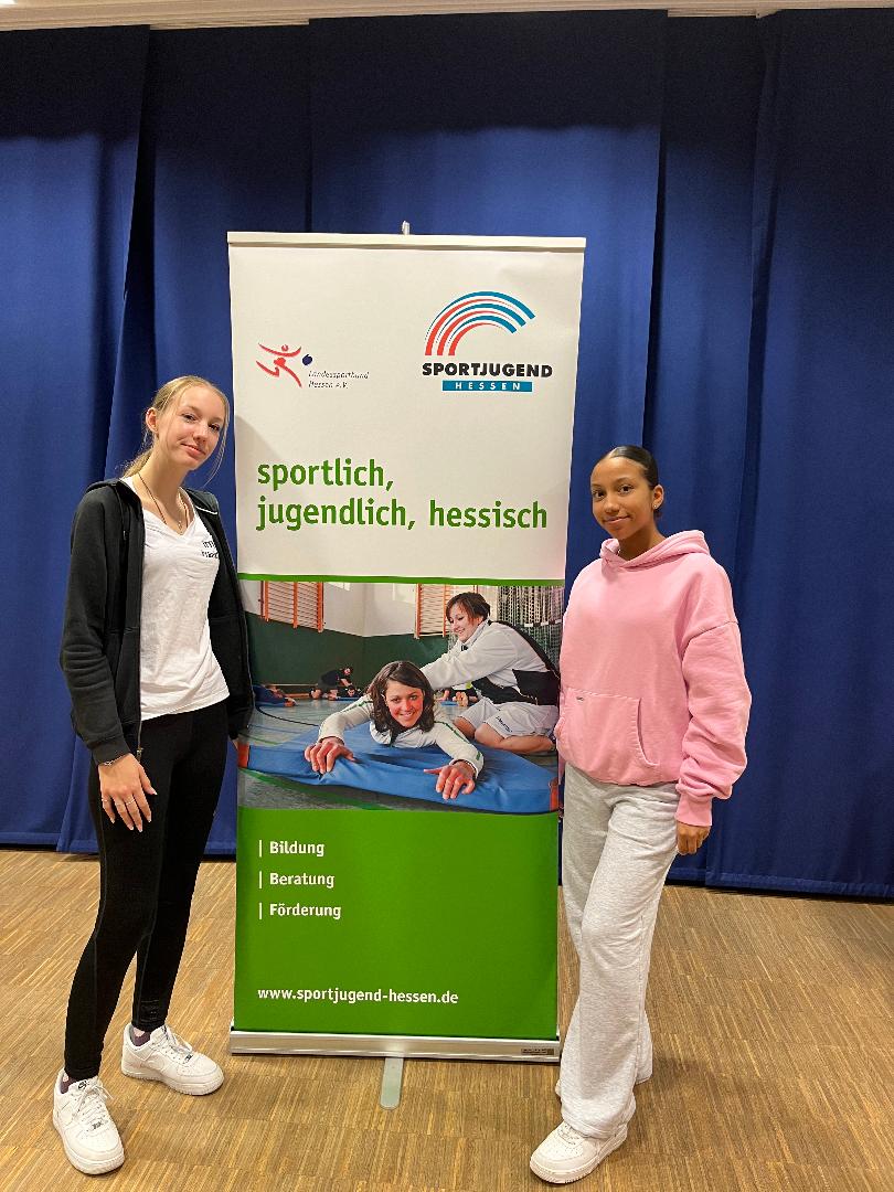 Caro und Aaliyah präsentieren sportlich, jugendlich, hessisch