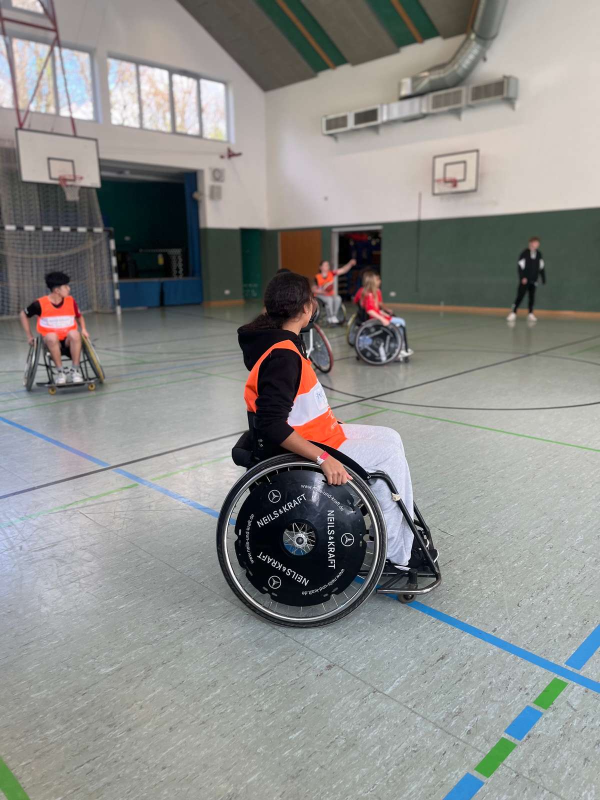 Aaliyah im Rolli beim Basketball