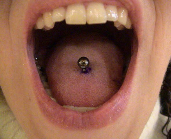 Que dois-je faire pour diminuer l'enflement de ma langue après un piercing?