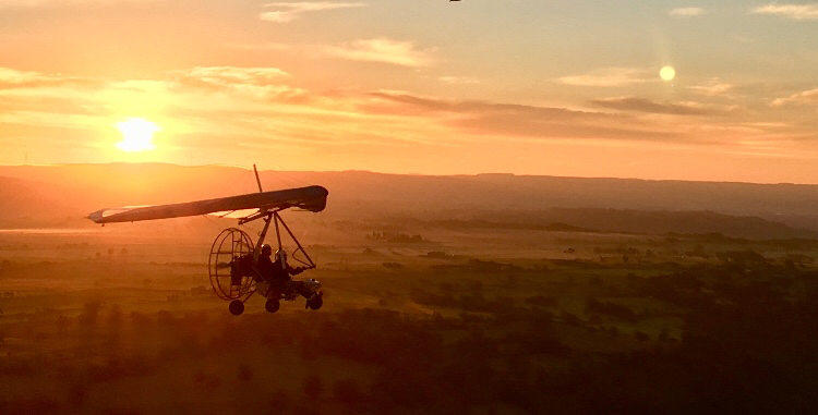 ULM à l'aube sur l'aérodrome de Saint Flour Coltines