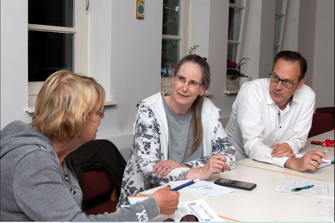 Karin Junge, Kirchenbüro Michaelis, und Mark Schütter vom HTN im Gespräch mit Sylvia Karasch (li.)