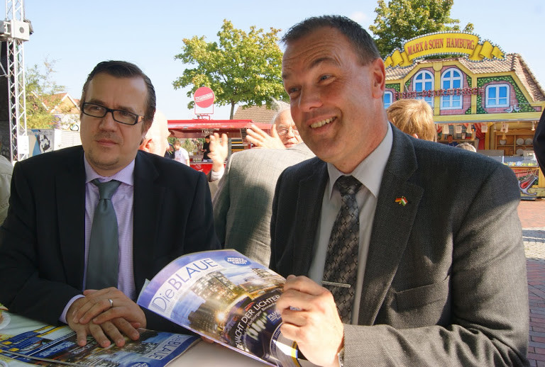 Vize-Bürgermeister Thomas Grambow wirft einen Blick in die aktuelle Ausgabe des Magazins DIE BLAUE, herausgegeben von Bauer-Medienmacher Michael Graul