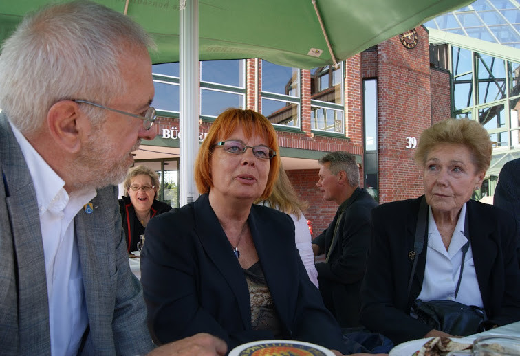 "Was gibt´s Neues in Neu Wulmstorf?" - Bürgermeister Wolf Rosenzweig im Pressegespräch mit NEUER RUF-Verlegerin Hannelore Bobeck (re.) und der Journalistin Sylvia Karasch