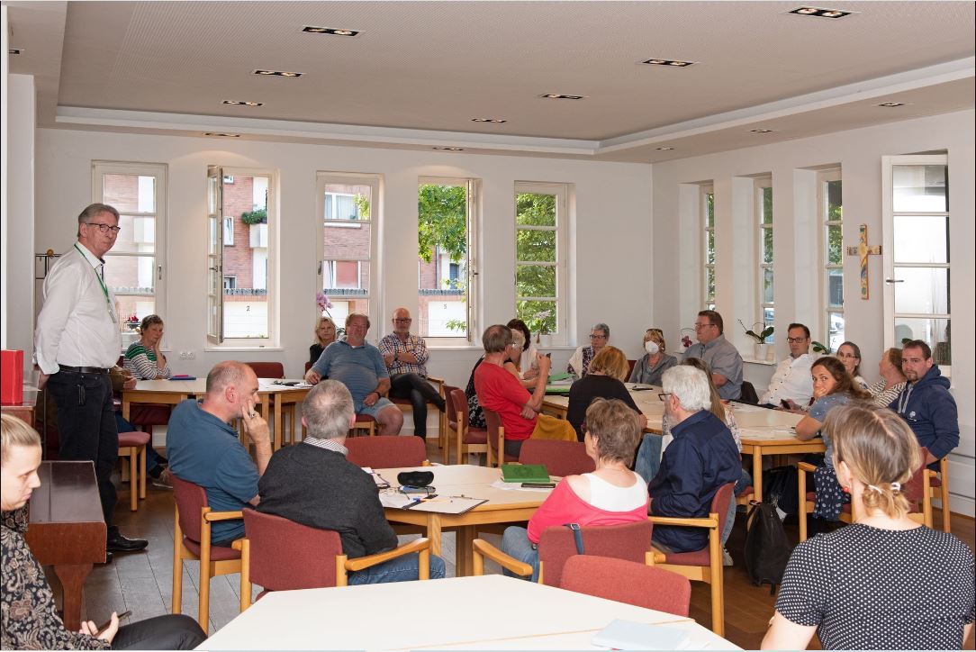 Rüdiger Bagunk vom Orga-Team eröffnet das Meeting "Neugraben erleben"