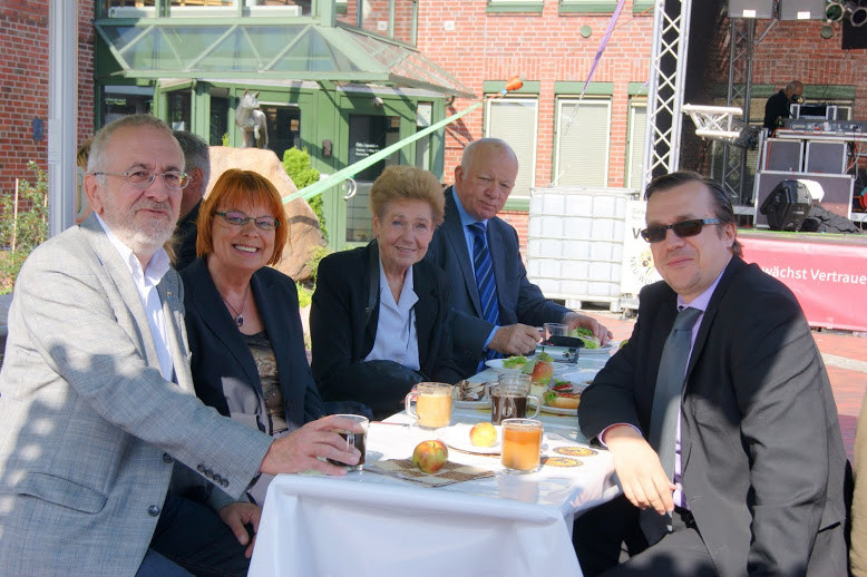 Medien und Politik: NEUER RUF-Herausgeberin Hannelore Bobeck, Sylvia Karasch und Michael Graul in lockerer Runde mit Bürgermeister Wolf Rosenzweig und FDP-Mann Karthoff