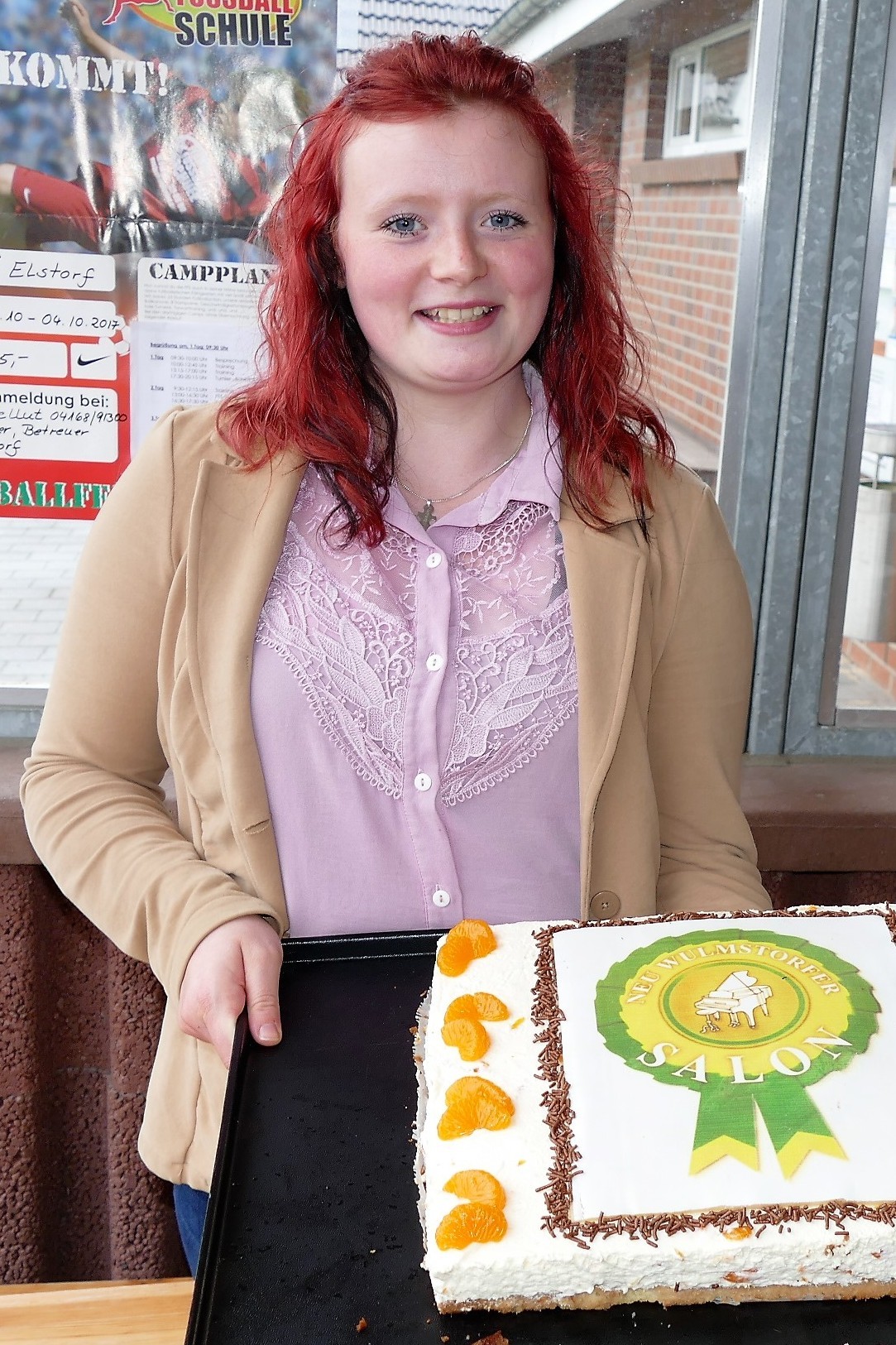 Zum Dessert gibt´s ein Stück von der NEU WULMSTORFER SALON-Torte, die Konditorin Jaqueline Ringel spendiert hat