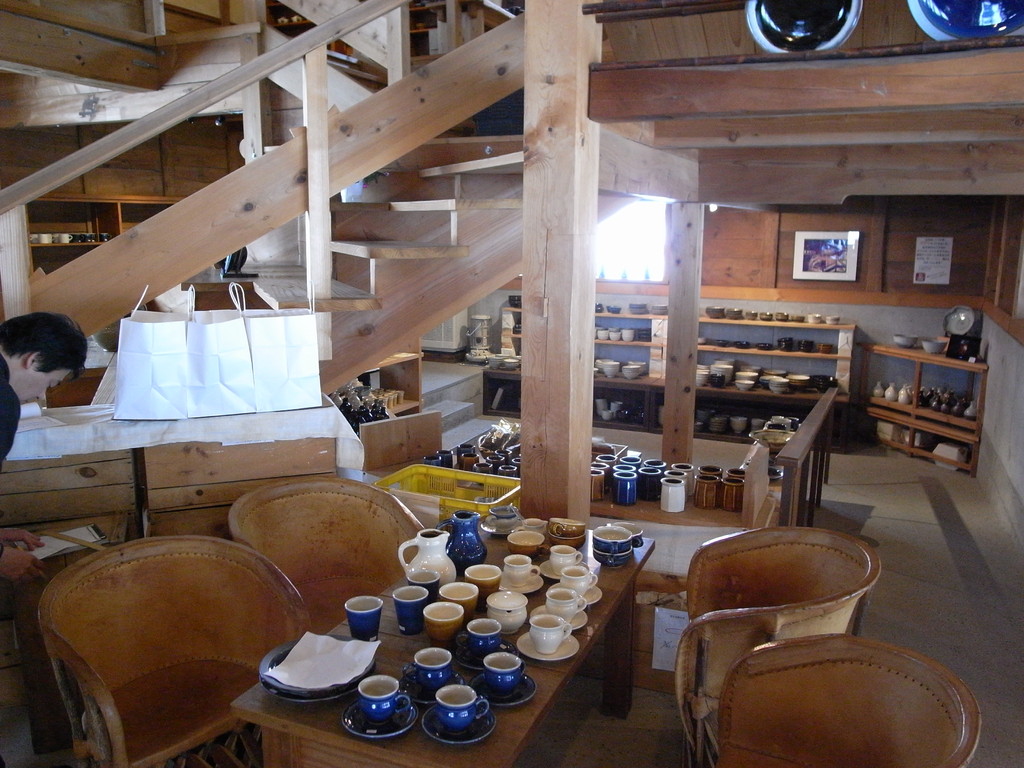 木造りのすてきな建物に並ぶ『素朴で健康な美しい器たち』