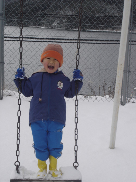 今はもうない、下西小学校で雪遊び。私の初勤務校。サムライくんが産まれたころはこの学校の住宅に住んでました。店長さんも実はここで赤ちゃん時代を過ごしましたよ。