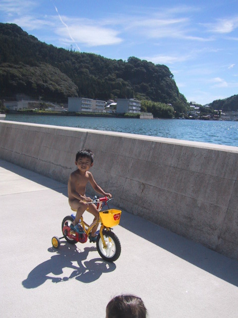 夏になると・・・裸族が登場します(笑)大きい裸族と小さい裸族。パンツの跡もないくらい全身マックロ!