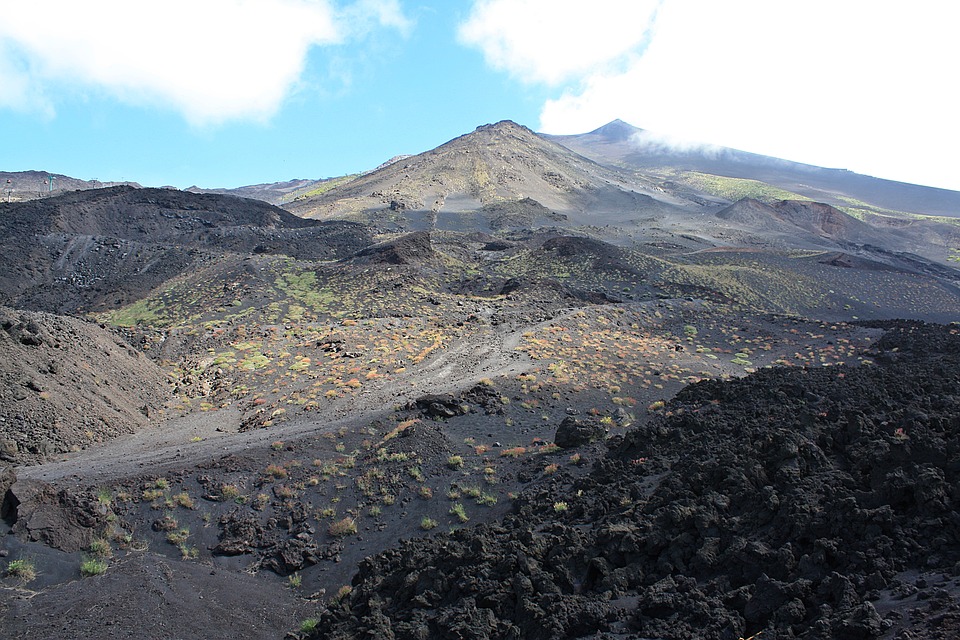 Vulcani. (In foto, l'Etna). Il vulcano è una struttura geologica complessa generata dalla risalita, in seguito ad attività eruttiva, di massa rocciosa fusa, il magma, formatasi al di sotto o all'interno della crosta terrestre.