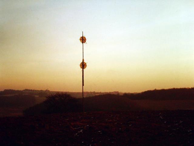 Zwei Pole, Kupfer, Fichtenstämme, bei Bechen, 21 x 1,2 m, 1982, 