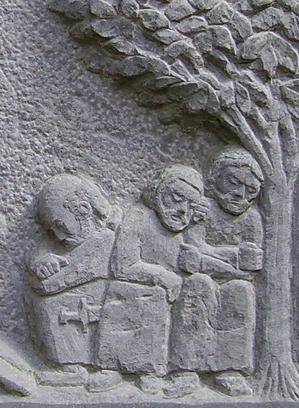 Schlafende Apostel, Grauwacke, Relief an Kapelle, Ommerborn, 60x60cm, 1992