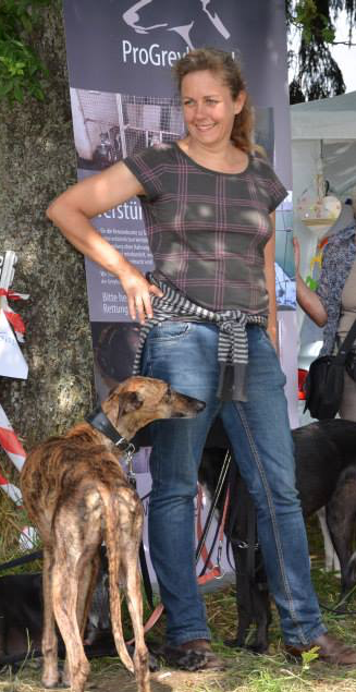 Tierkommunikatorin Janka mit der Pflegehündin Alabama am Windhundefestival in Donaueschingen.