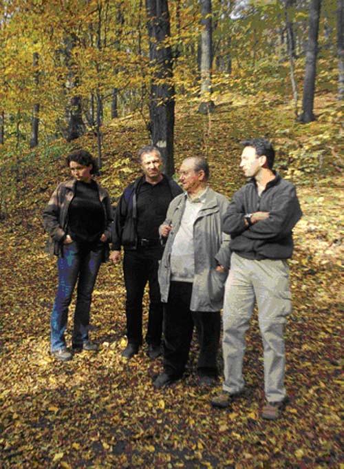 Hier wird der Hangwald in Dölzschen durch den ehemaligen Bezirksnaturschutzbeauftragten Heinz Kubasch gemeinsam mit unserem Vorstand begutachtet