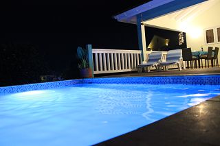Pool-CAS-BON-BINI-Urlaub-Curacao-Ferienhaus-Karibik-Villapark-Fontein
