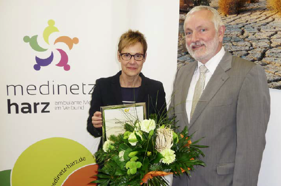 Anerkennung als Praxisnetz. Der Vorstandsvorsitzende der KV Sachsen-Anhalt, Dr. Burkhard John, überreichte die Urkunde an die Vorsitzende des Praxisnetzes Dr. Carola Janschinski. Foto: Medinetz