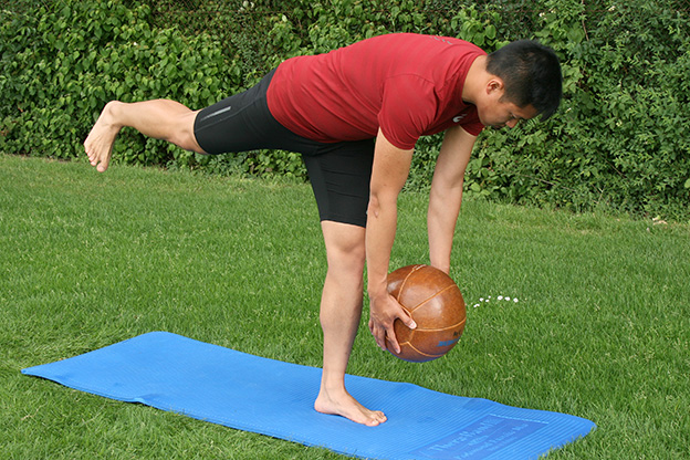 Dr. Matthias Marquardt, MARQUARDT RUNNING Athletik-Uebung: Diener mit Medizinball 02