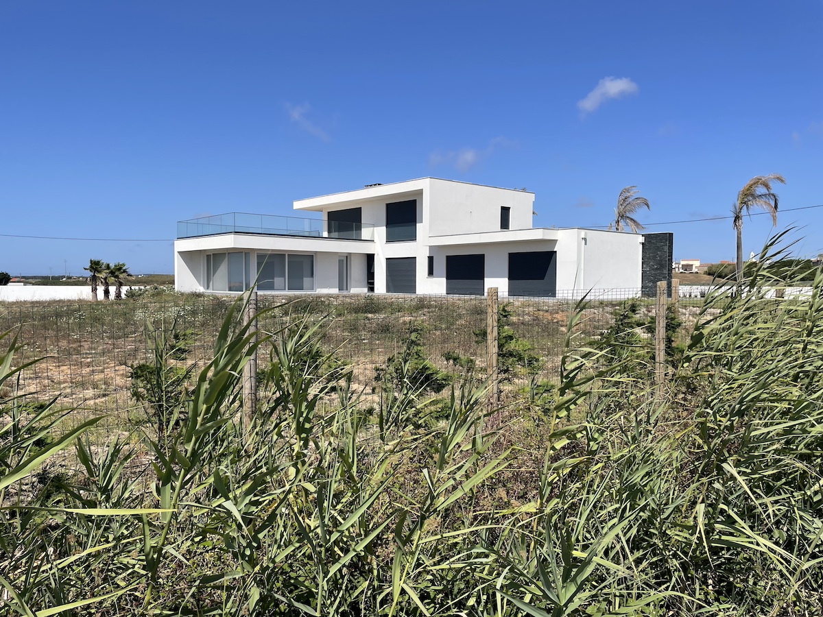 vente immobilier de luxe Portugal Lisbonne maison contemporaine face et vue mer