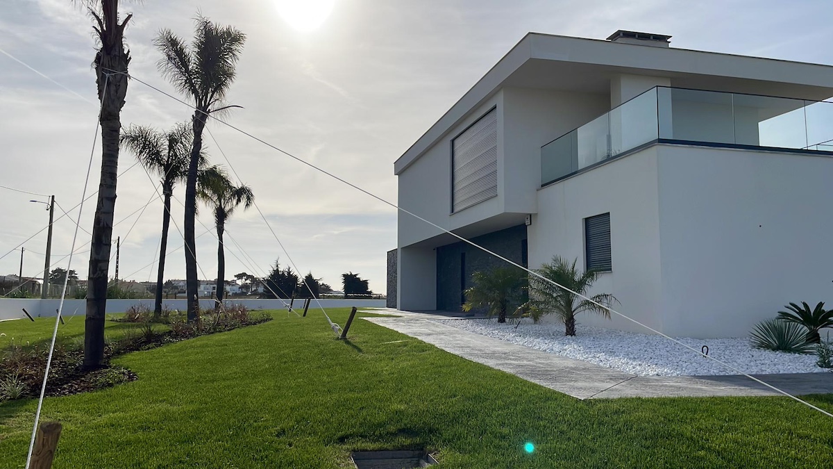 vente immobilier de luxe Portugal Lisbonne maison contemporaine face et vue mer