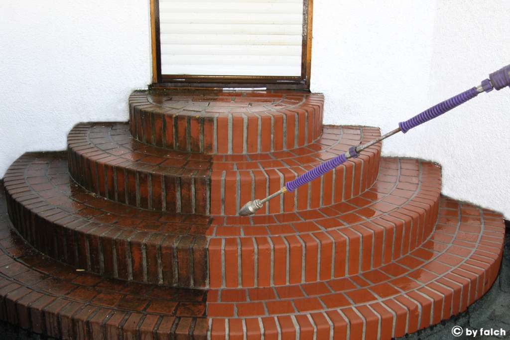 Reinigungsvergleich von Treppen, links die verschmutze, rechts die saubere Seite.