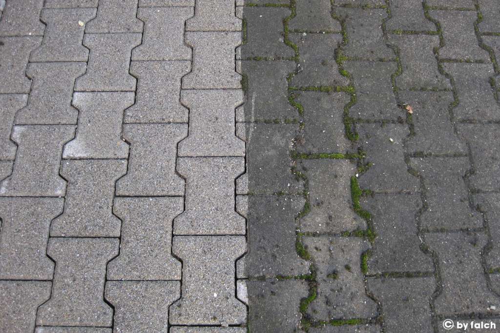 Reinigungsvergleich von Pflastersteinen, links die gereinigte, rechts die verschmutze Seite.