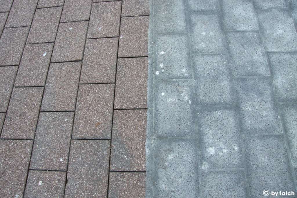 Reinigungsvergleich von Pflastersteinen, links die gereinigte, rechts die verschmutze Seite.