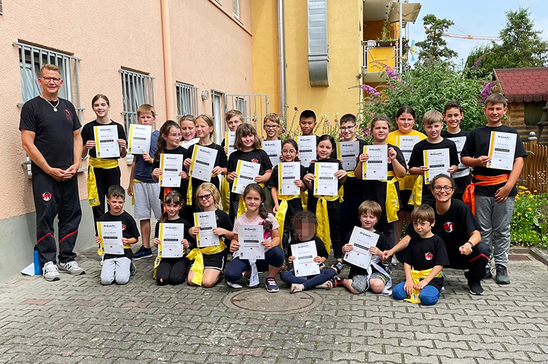 Selbstverteidigung für Kinder: Über 20 Prüflinge bei Seminar im OUTFIGHT Center Groß-Gerau