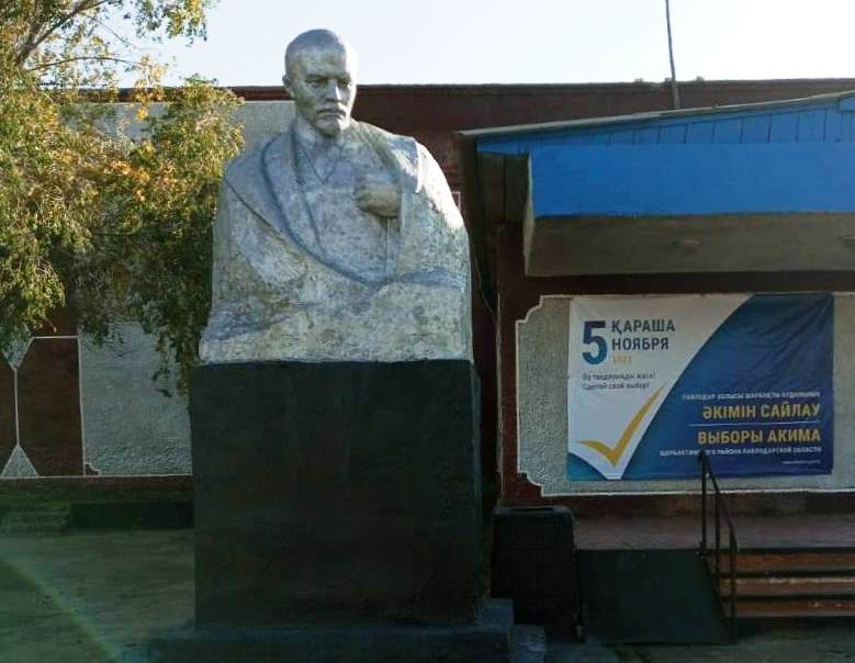 Памятник Ленину в с. Карабидай 2023 год