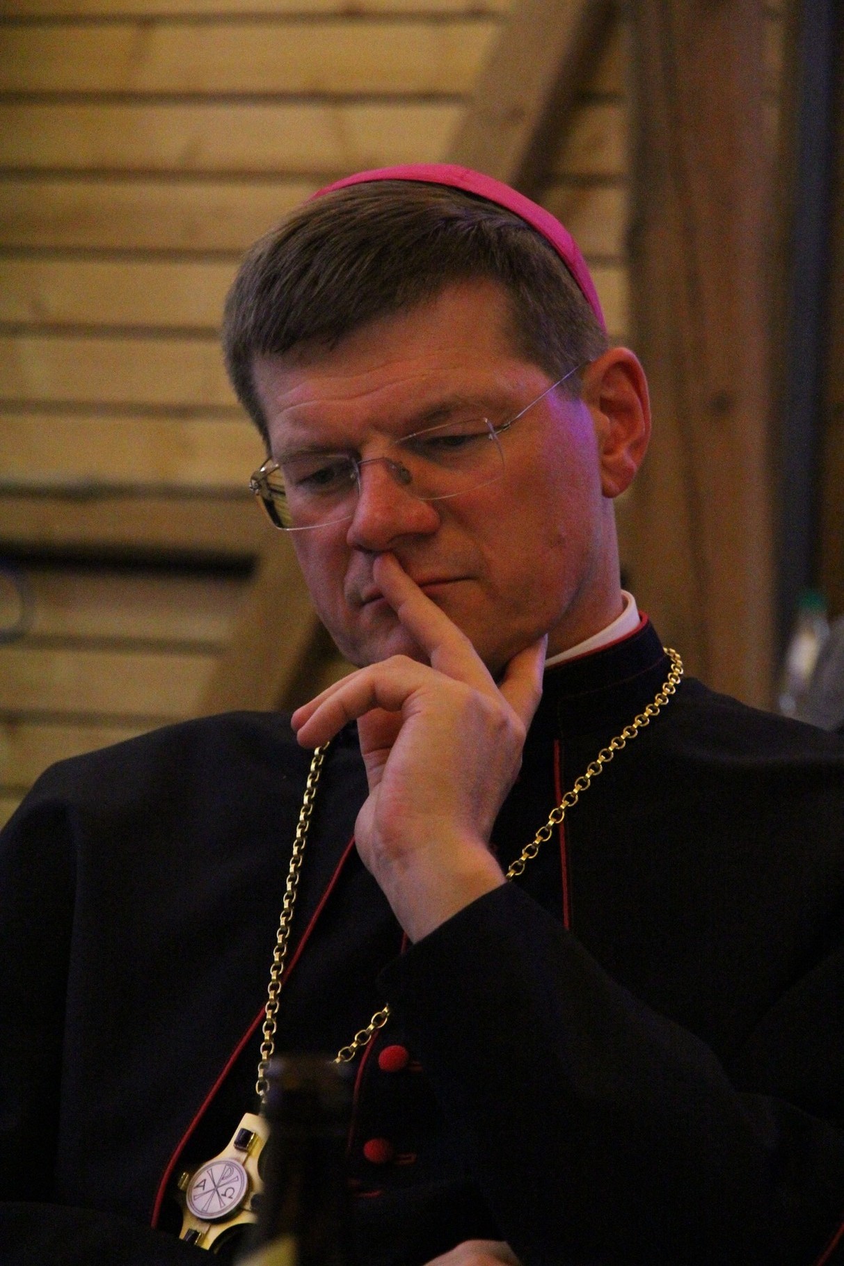 Erzbischof Stephan Burger lauscht dem Gesagten gespannt