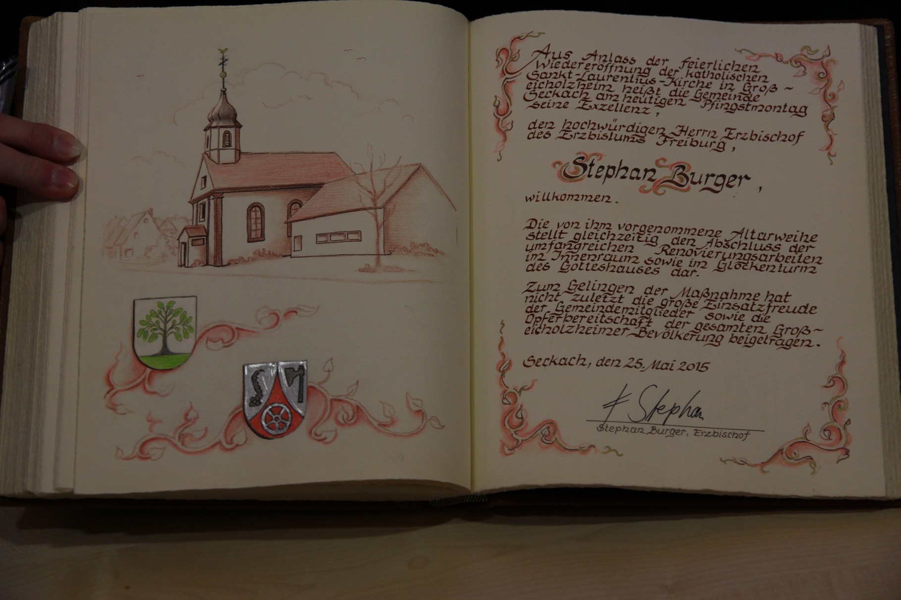 Der Eintrag des Erzbischofs im Goldenen Buch der Gemeinder Seckach 