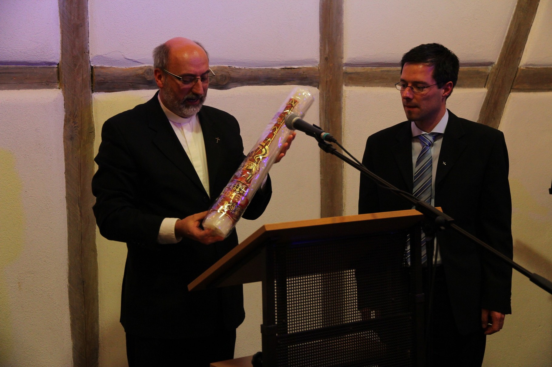 Pfr.Schneider übergibt dem evang. Pfarrer Stromberger eine Osterkerze als Dank für die Gastfreundschaft (1)