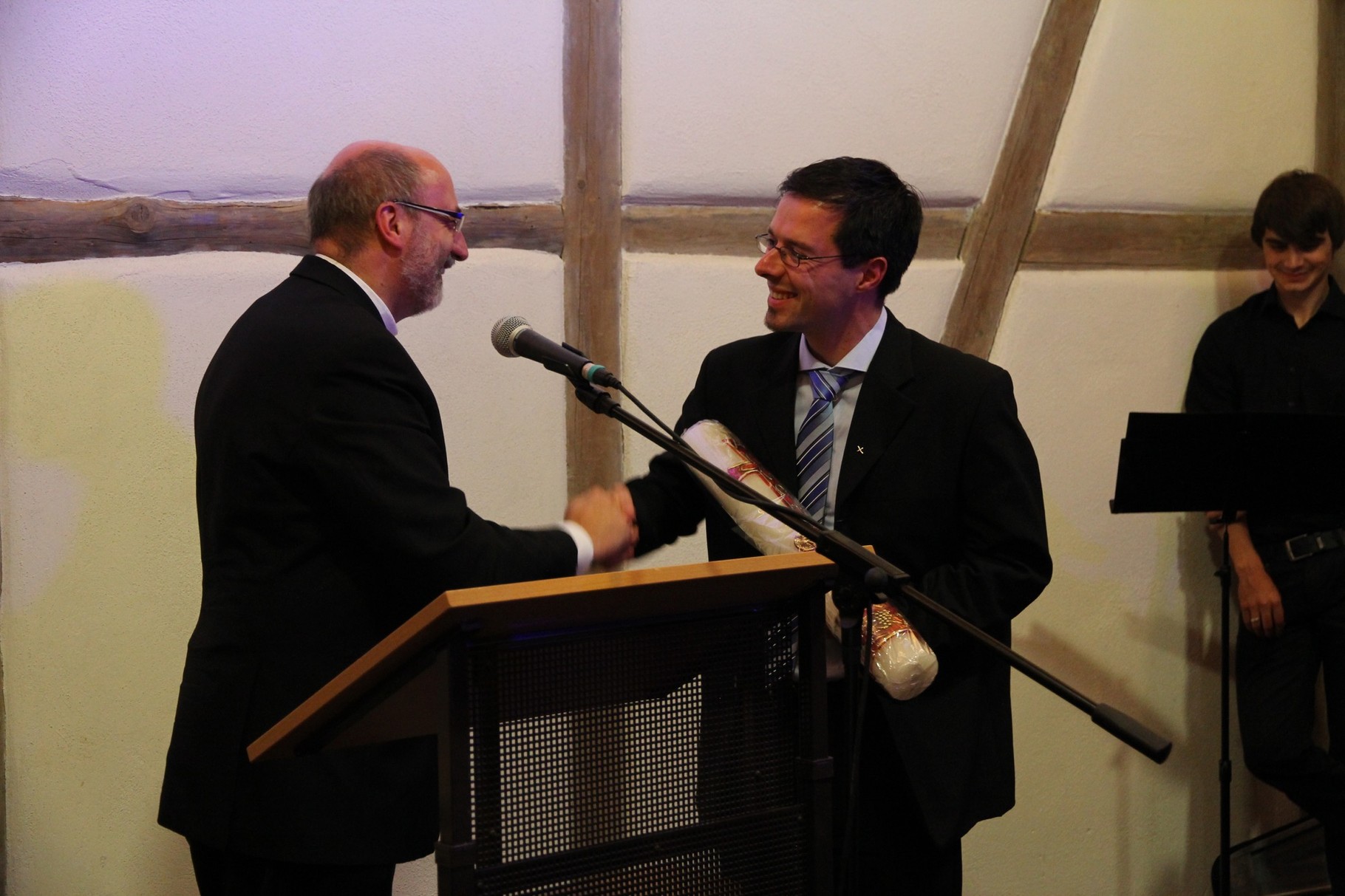 Pfr.Schneider übergibt dem evang. Pfarrer Stromberger eine Osterkerze als Dank für die Gastfreundschaft (2)