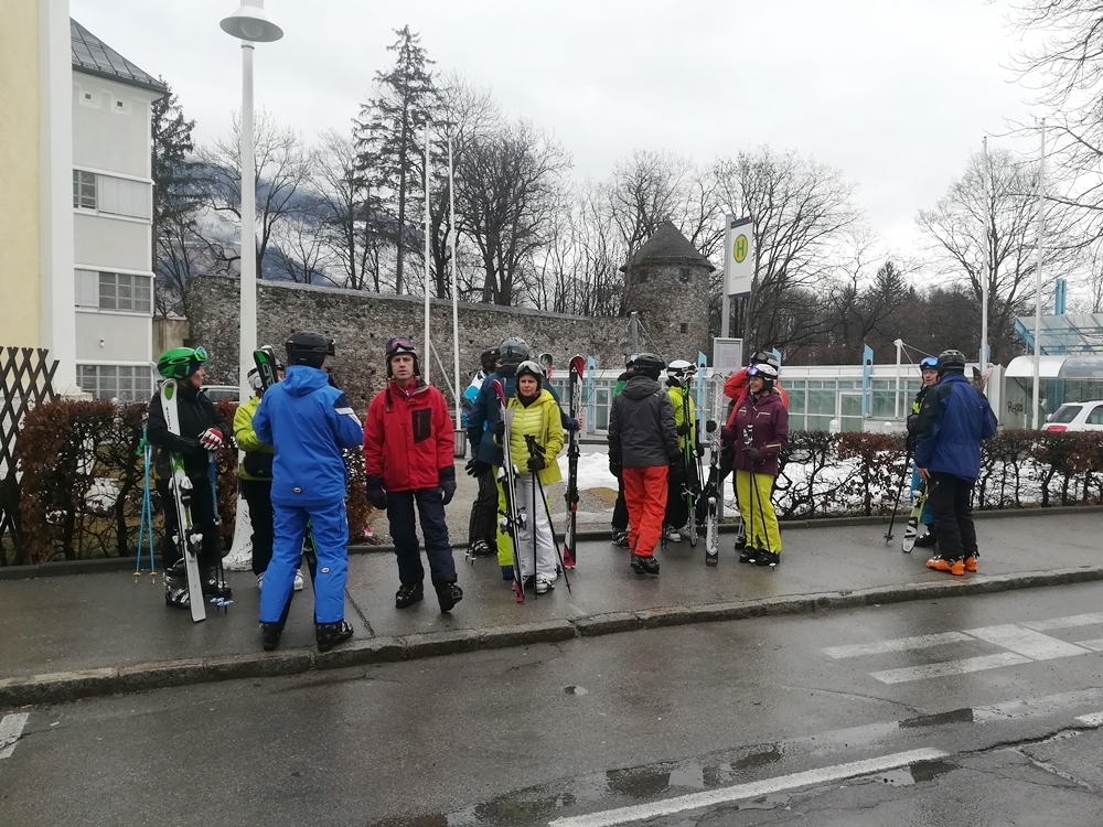 Warten auf den Skibus zum Skigebiet Zettersfeld in Lienz