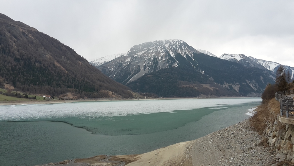 Blick auf die andere Seeseite zum versunkenen Kirchturm