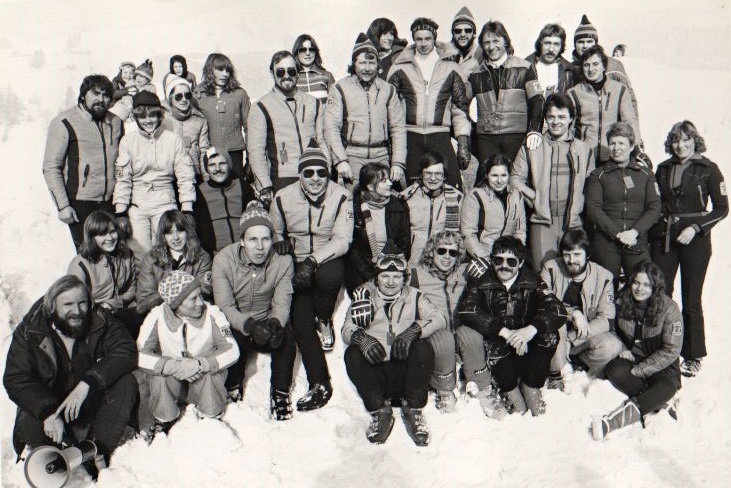 Gruppenbild der TG mit Aushilfsskilehrern aus Mittelbiberach