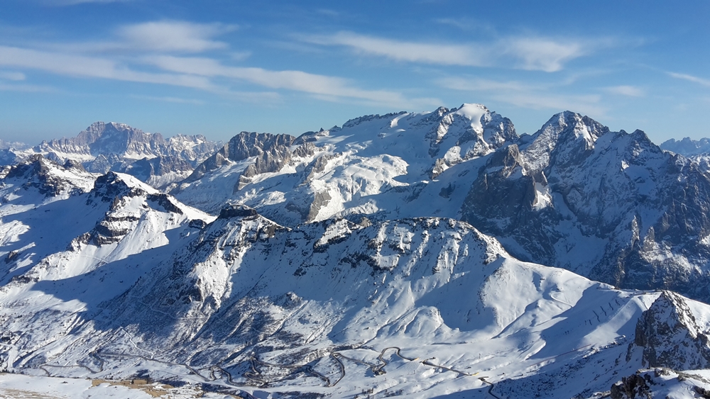 Die Marmolada vom Pordoi - Joch, im Vordergrund das Skigebiet von Arraba und der Pordoipass