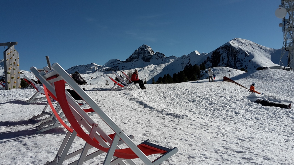 Stilleben mit Liegestuhl auf der Alpe Cermis